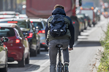 La voiture reste majoritaire pour les déplacements domicile-travail, même pour de courtes distances 