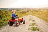 Entre ville et campagne, les parcours des enfants qui grandissent en zone rurale